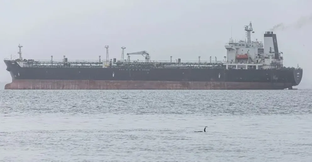 Un buque transporta combustibles en el Lago de Maracaibo, Venezuela. Foto: EFE