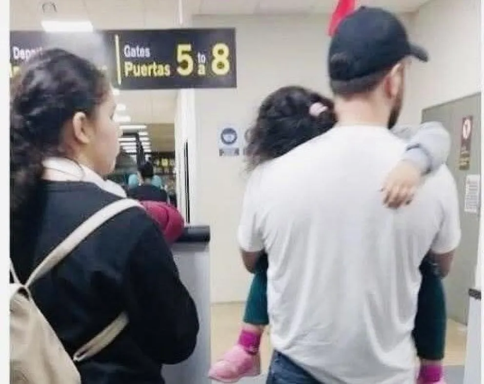 Eduardo Del Castillo en la terminal aérea de Santa Cruz, con una de sus hijas. 