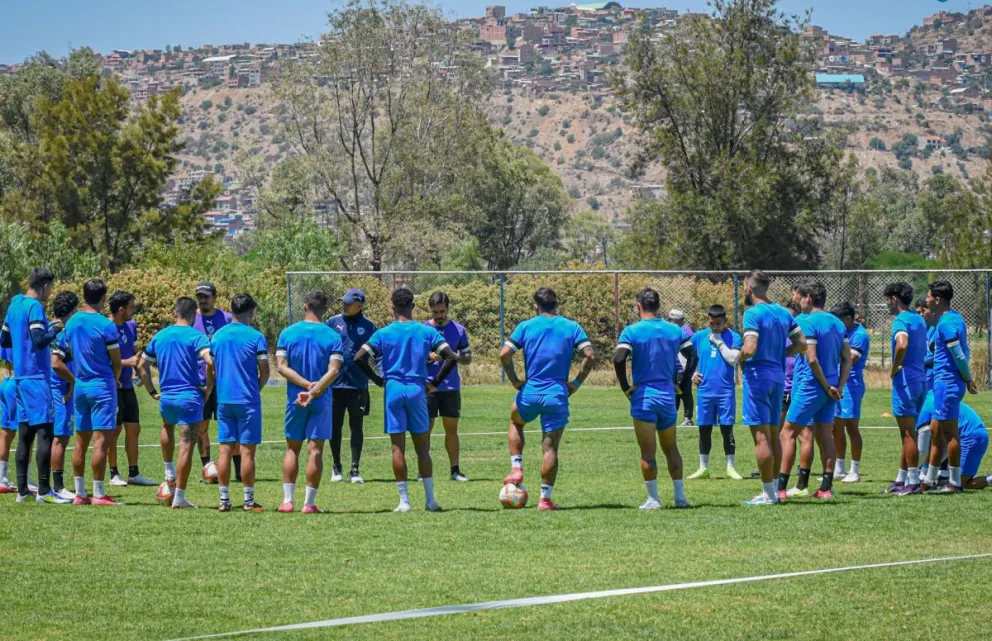 El primer plantel celeste previo a un entrenamiento anterior. Foto: Club Bolívar.