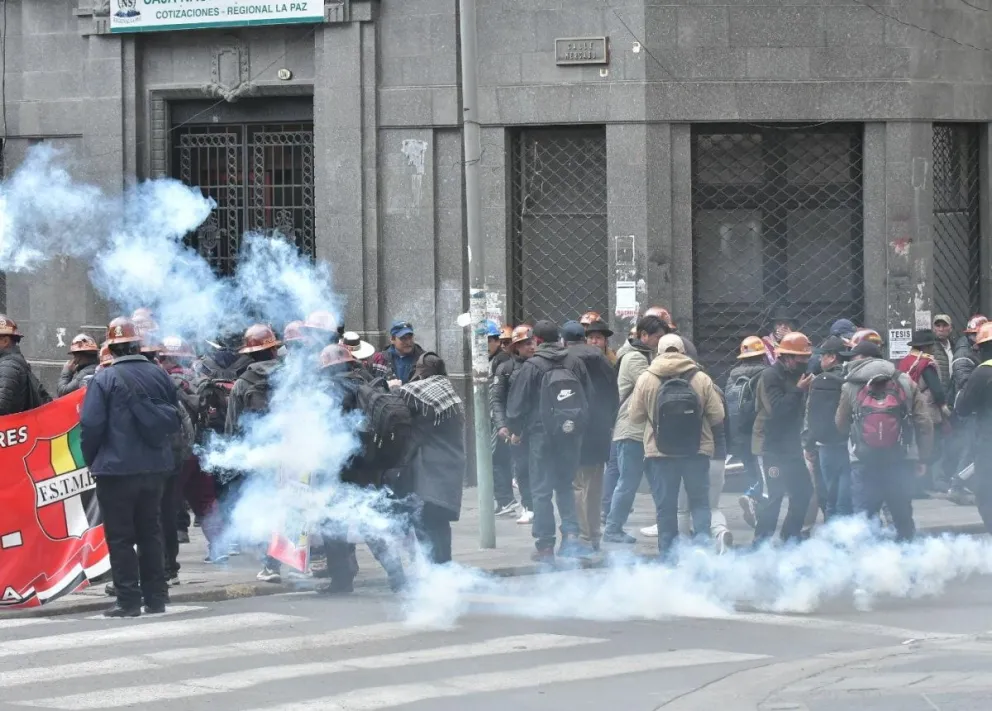 La marcha de la COB este martes, en medio de gases lacrimógenos. Fotos: APG