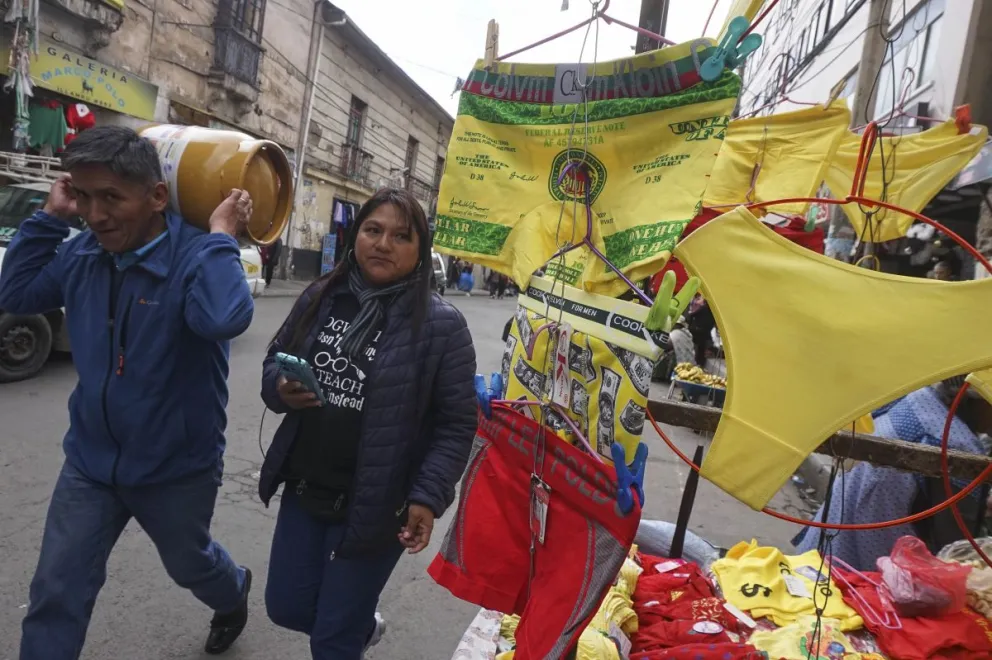 Ciudadanos compran prensas en la calle Garita de Lima, en La Paz. Fotos: APG
