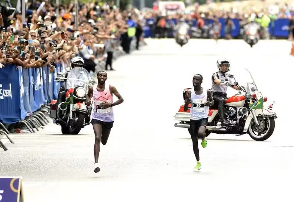 Muse Gizachew (izq.) supera en los metros finales a Jonathan Kipkoech. Foto: Globo Esporte