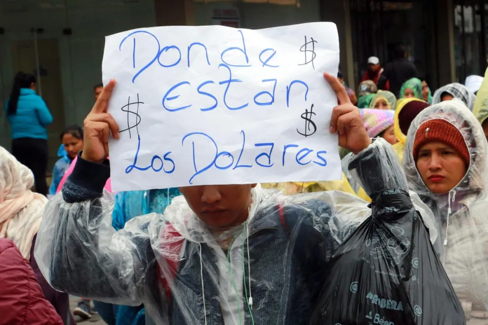Fotografía de archivo que muestra a una persona protestando por la escasez de dólares, en Santa Cruz (Bolivia). Foto: EFE