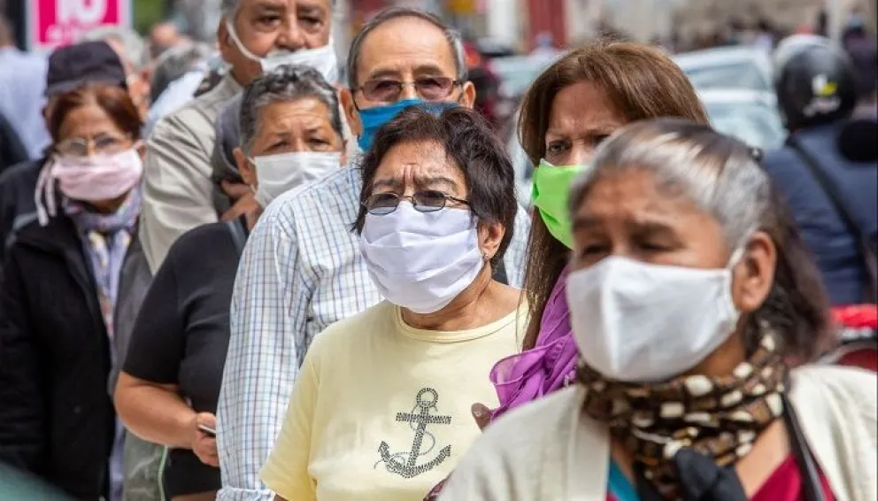 UN grupo de personas utiliza barbijos para evitar el contagio de enfermedades respiratorias. Foto: Ministerio de Salud y Deportes.