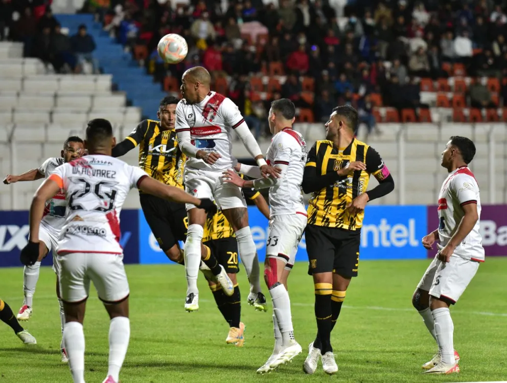 Una incidencia del juego entre Nacional Potosí y The Strongest. Foto: APG