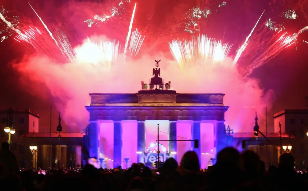 Fuegos artificiales iluminan el cielo sobre la Puerta de Brandenburgo durante las celebraciones de Año Nuevo. Foto: EFE
