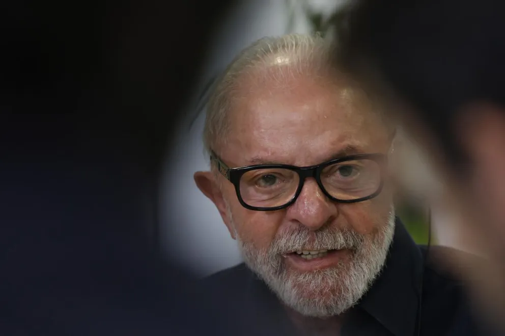 Fotografía de archivo que muestra el presidente de Brasil, Luiz Inácio Lula da Silva, hablando durante una entrevista con periodistas de agencias de noticias internacionales en la base naval de Belém (Brasil). Foto: EFE