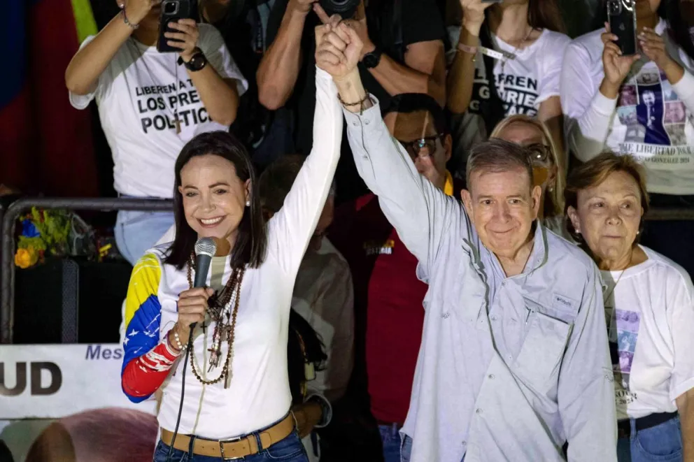 Fotografía de archivo que muestra a los líderes opositores de Venezuela María Corina Machado (i) y Edmundo González Urrutia saludando a simpatizantes en un evento de campaña, en Caracas (Venezuela). Foto: EFE
