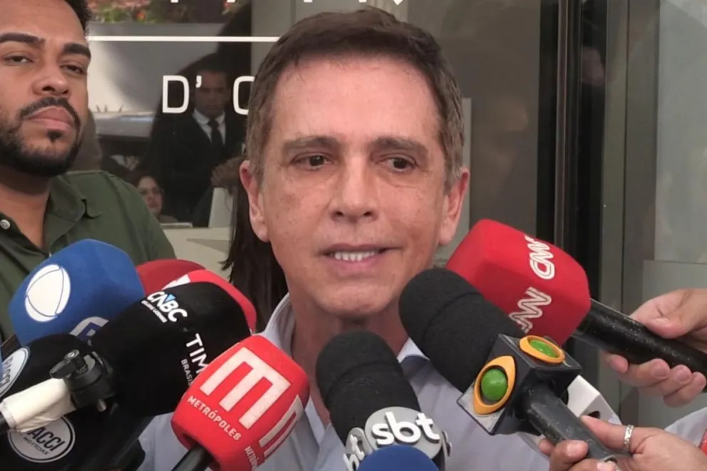 Captura de video que muestra al cardiólogo Brasil Caiado (i) hablando con periodistas este miércoles, frente al Hospital DF Star en Brasilia (Brasil). EFE