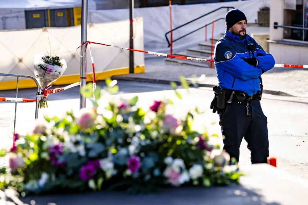 Flores en memoria de las víctimas cerca del lugar donde cuarenta personas murieron en la madrugada de este jueves en el incendio de un bar. Foto: EFE 