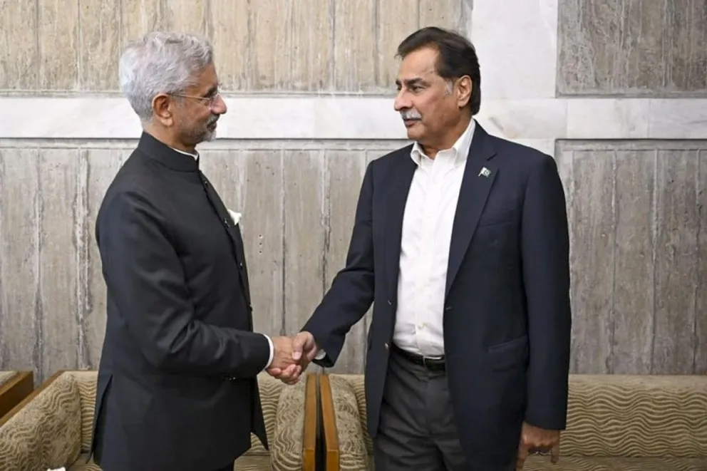 Un momento del encuentro entre el ministro de Exteriores de India, S. Jaishankar (i), y el presidente de la Asamblea Nacional de Pakistán, Sardar Ayaz Sadiq (d) durante el funeral de la ex primera ministra de Bangladés, Khaleda Zia. Foto: EFE