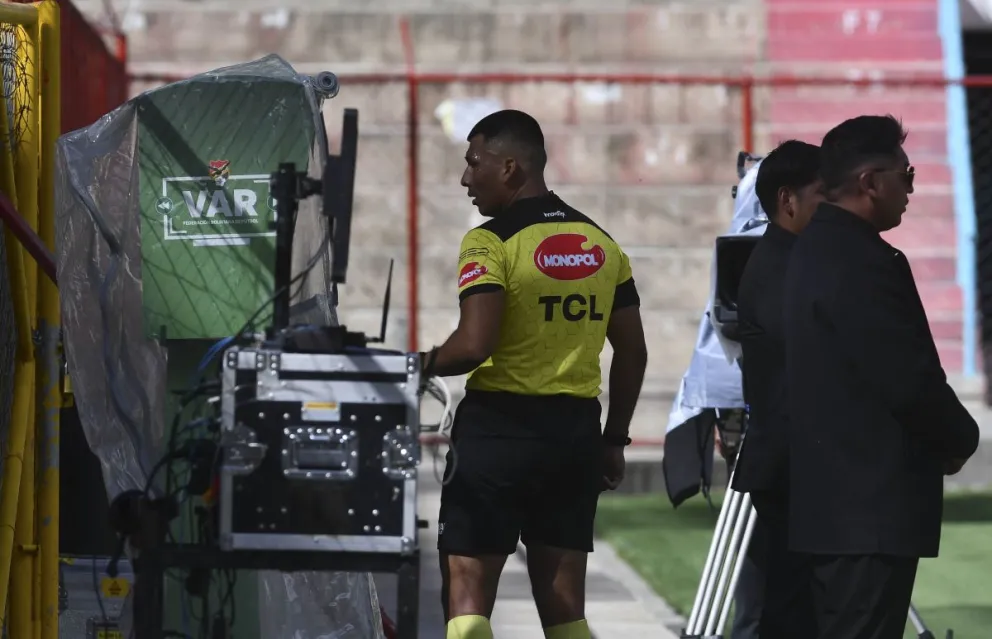 Una revisión en el VAR en un anterior encuentro. Foto: APG.