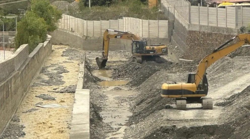 Maquinaria pesada en pleno trabajo en el río Huayllani. Foto: SMRGV.