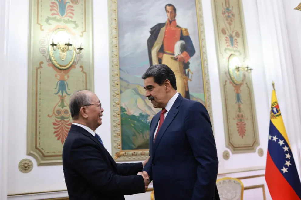 Fotografía cedida por el Palacio de Miraflores que muestra al presidente de Venezuela, Nicolás Maduro (d), saludando al enviado especial de china, Qiu Xiaoqi, durante una reunión este viernes, en Caracas (Venezuela). Foto: EFE