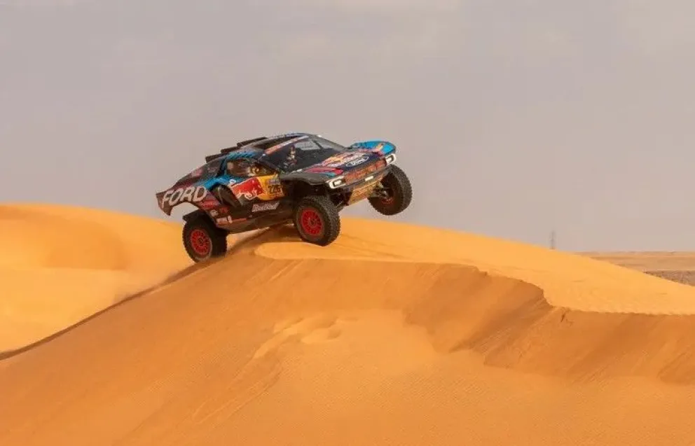 El piloto sueco Mattias Ekstrom, al mando de una Ford Raptor, durante el prólogo del Dakar 2026. Foto: EFE