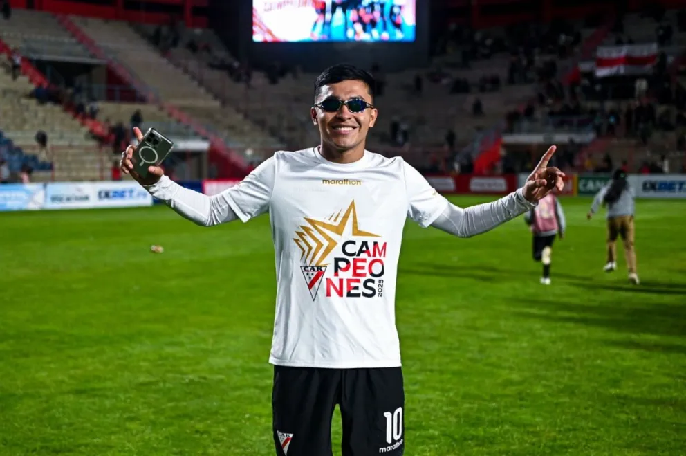 Héctor Bobadilla festeja el título que consiguió con Always Ready. Foto: Club Always Ready