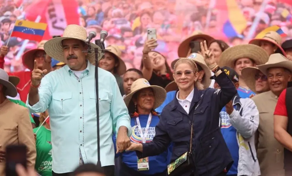 El presidente de Venezuela, Nicolás Maduro (i), pronuncia un discurso junto a su esposa Cilia Flores. Foto: EFE