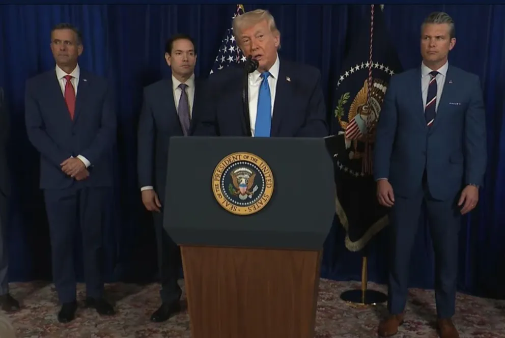El presidente de Estados Unidos, Donald Trump (c), durante una declaración junto al secretario de Estado Marco Rubio (2-i) y el secretario de Guerra Pete Hegseth (d) este sábado. Foto: EFE