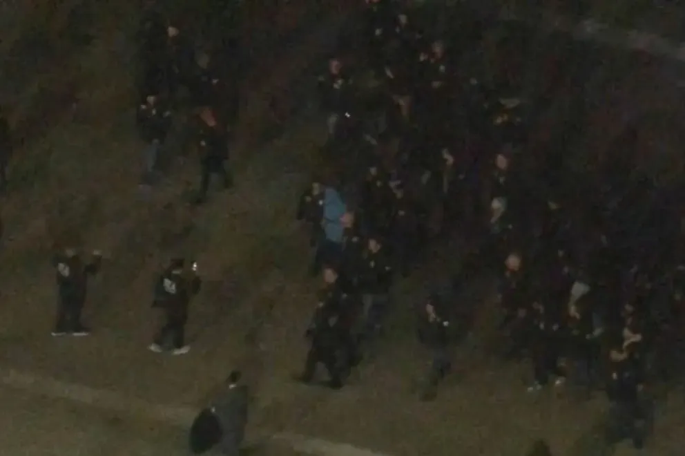 Nicolás Maduro es escoltado por autoridades estadounidenses tras aterrizar en Nueva York. Foto: Captura Telemundo