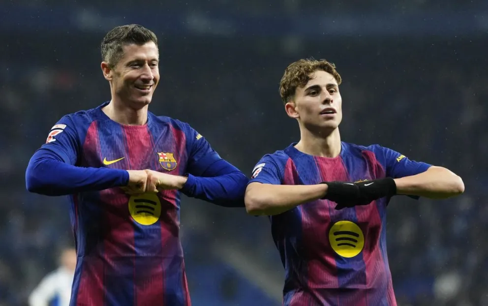 Robert Lewandowski (izq.) celebra junto con Fermín el segundo gol del Barcelona. Foto: EFE