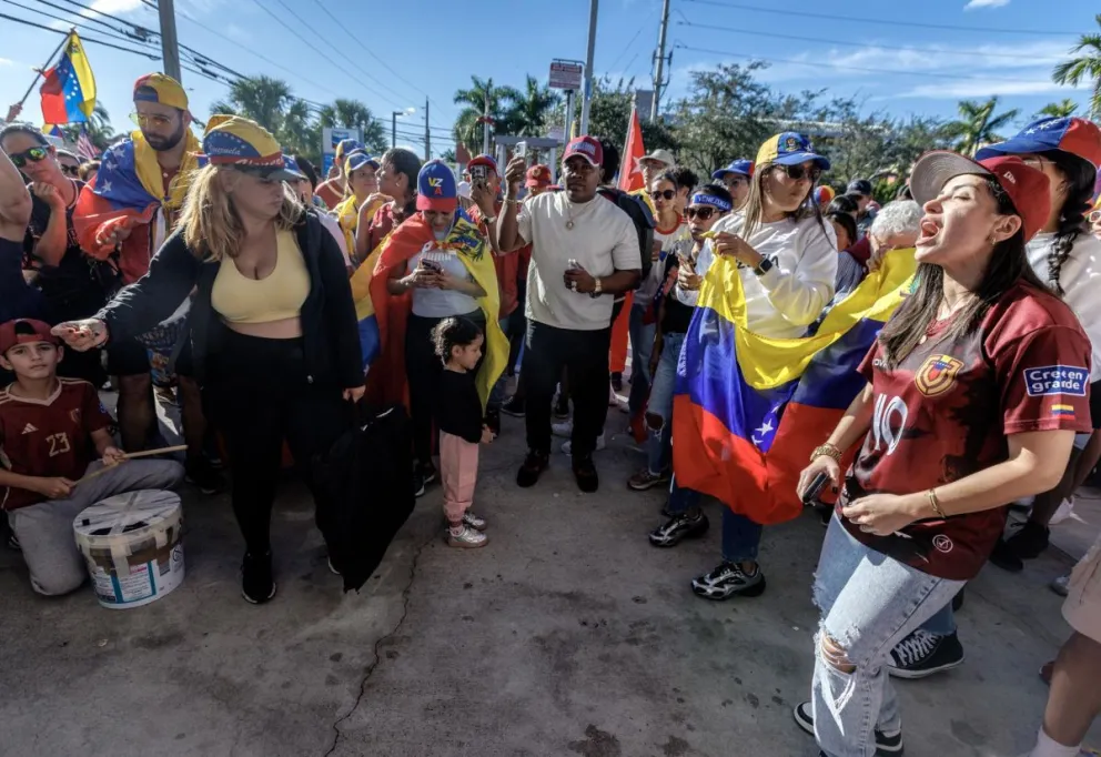 Venezolanos en Miami participan en una manifestación en respuesta a los ataques militares estadounidenses en Venezuela, Miami, Florida. Foto: EFE