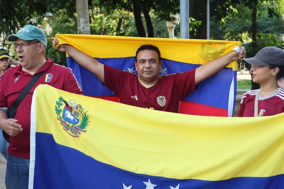 Ciudadanos venezolanos celebran durante una manifestación este 3 de enero de 2026, en Santa Cruz (Bolivia). Foto: EFE