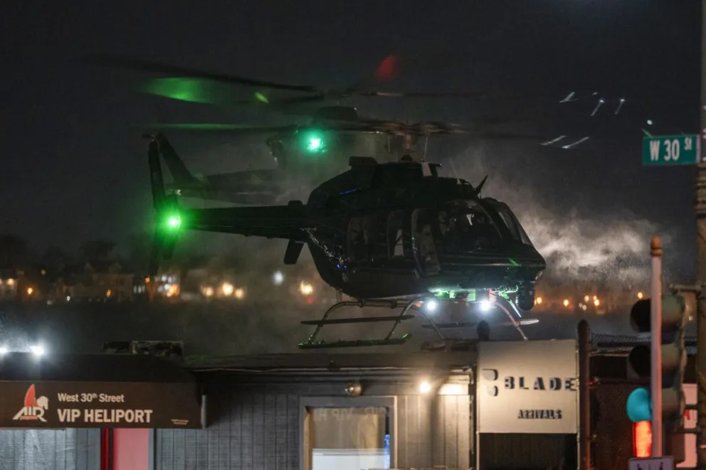 Fotografía que muestra el helicóptero dónde es trasladado el presidente de Venezuela, Nicolás Maduro, este sábado en el helipuerto Westside en Nueva York (Estados Unidos). Foto: EFE
