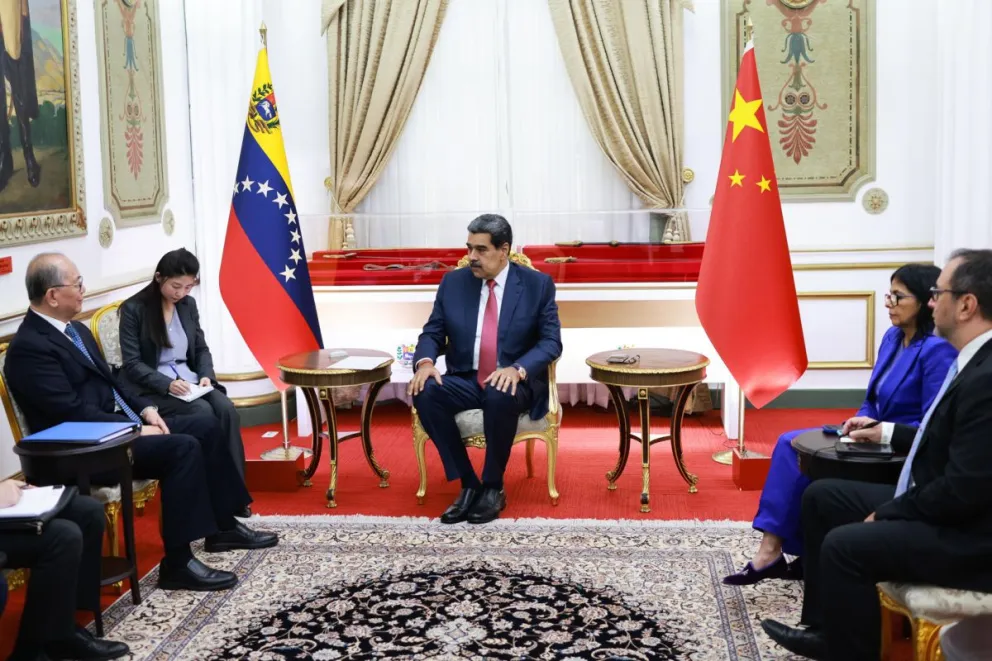 Nicolás Maduro (c), en una reunión con el enviado especial de china, Qiu Xiaoqi (i), el pasado viernes, en Caracas (Venezuela). Foto: EFE