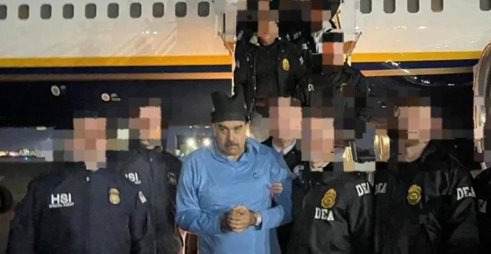 Fotografía que muestra al presidente de Venezuela, Nicolás Maduro (c), escoltado por agentes de la DEA, luego de su captura, este 3 de enero de 2026, en Nueva York (EEUU). Foto: EFE