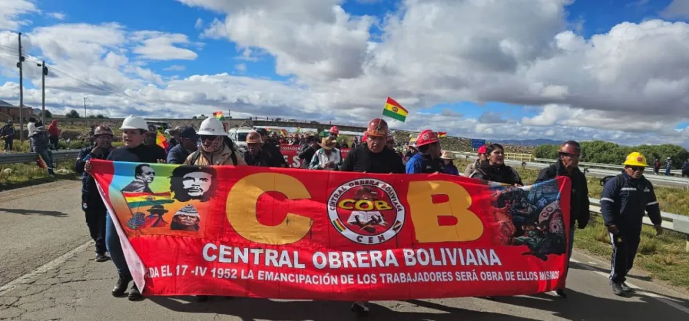 La marcha de la COB avanzó rumbo a La Paz, ese domingo. Foto: APG.