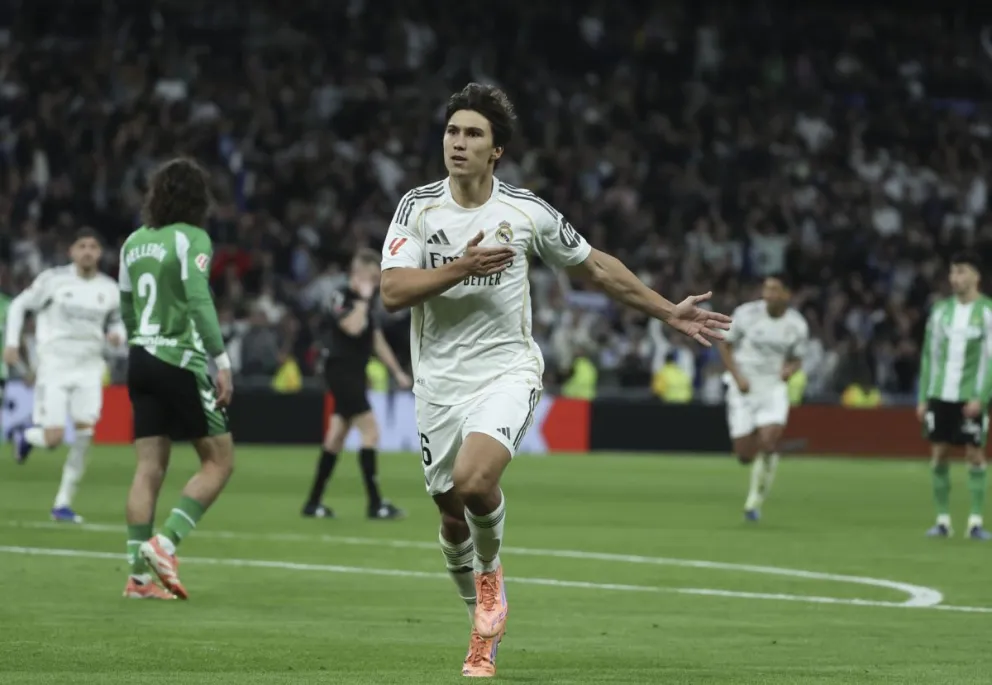 El delantero del Real Madrid Gonzalo García celebra su tercer gol ante el Betis. Foto: EFE
