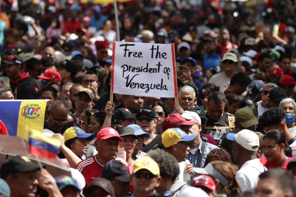 Personas participan en una marcha del chavismo este domingo, en Caracas (Venezuela). Foto: EFE