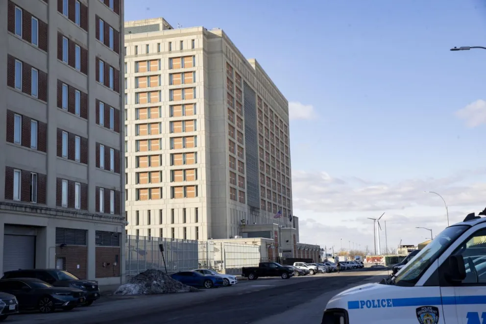 Fotografía que muestra el Centro Metropolitano de Detención de Brooklyn (MDC), donde se encuentra el presidente de Venezuela, Nicolás Maduro, este domingo en Nueva York (EE.UU.). Foto: EFE