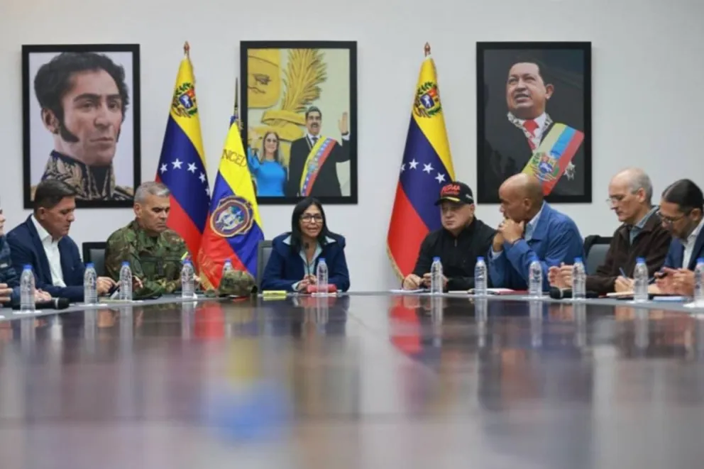 Captura de pantalla de la cuenta oficial en instagram de la vicepresidenta ejecutiva de Venezuela, Delcy Rodríguez (c), hablando en una reunión este domingo, en Caracas (Venezuela). Foto: EFE