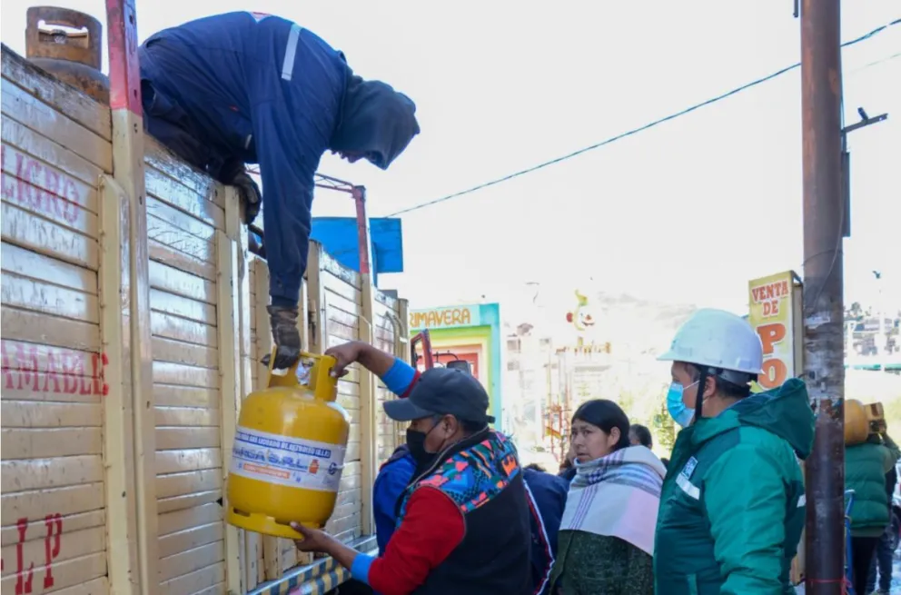 Un grupo de personas adquieren GLP. Foto: ANH.