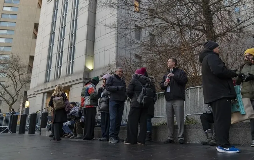 Personas en las afueras del tribunal federal del sur de Nueva York donde comparecerá Maduro. Foto: EFE