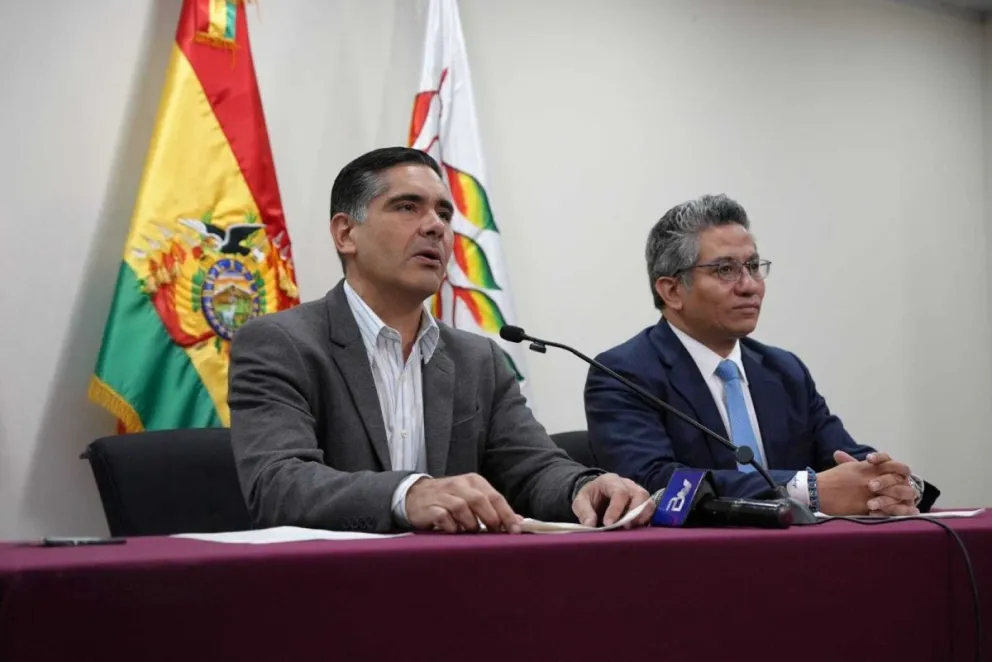 El ministro Justiniano con el gerente de Emapa, Sergio Siles. Foto: MDPRyA