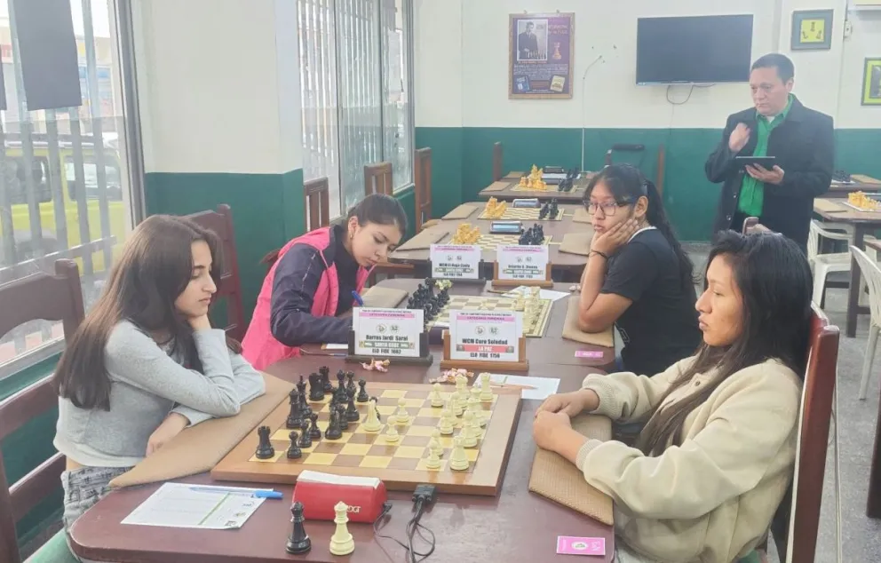 Un grupo de pensadoras durante un certamen anterior. Foto: Federación Boliviana de Ajedrez.