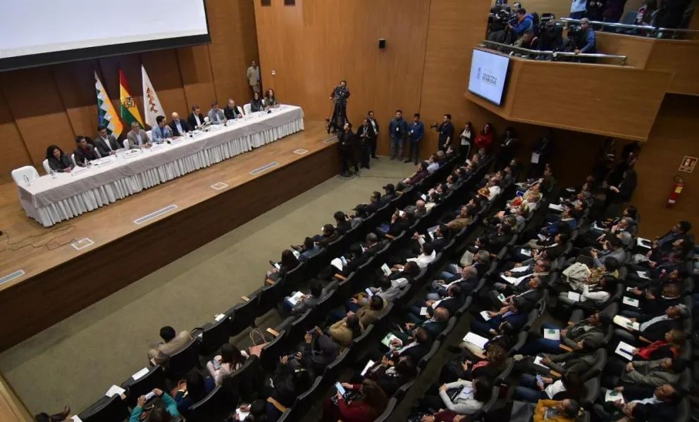 Los ministros y asistentes al diálogo, este lunes. Fotos: APG y Visión 360