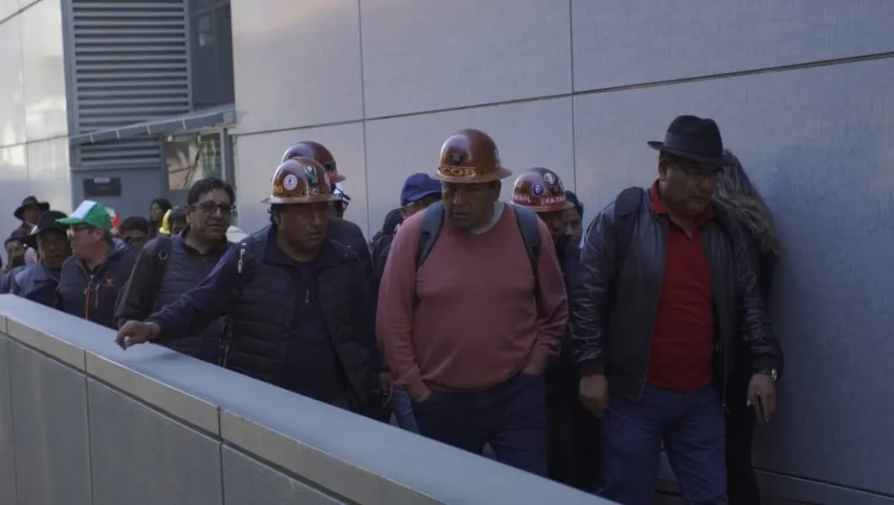 El líder de la COB, Mario Argollo, sale de la Casa Grande del Pueblo, este lunes. Foto: APG