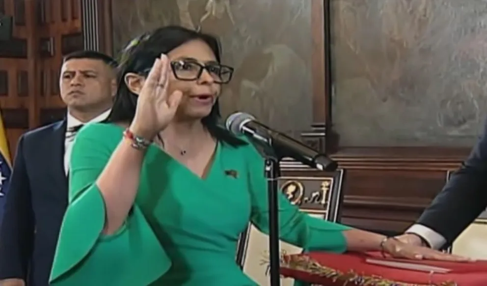 Captura de video tomada de una transmisión de la televisión estatal VTV que muestra La vicepresidenta ejecutiva de Venezuela, Delcy Rodríguez, jurando como mandataria encargada del país este lunes, en Caracas (Venezuela). Foto: EFE