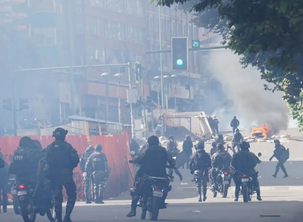 Enfrentamiento entre policías y marchistas de la COB este lunes 5 de enero. Foto: APG 