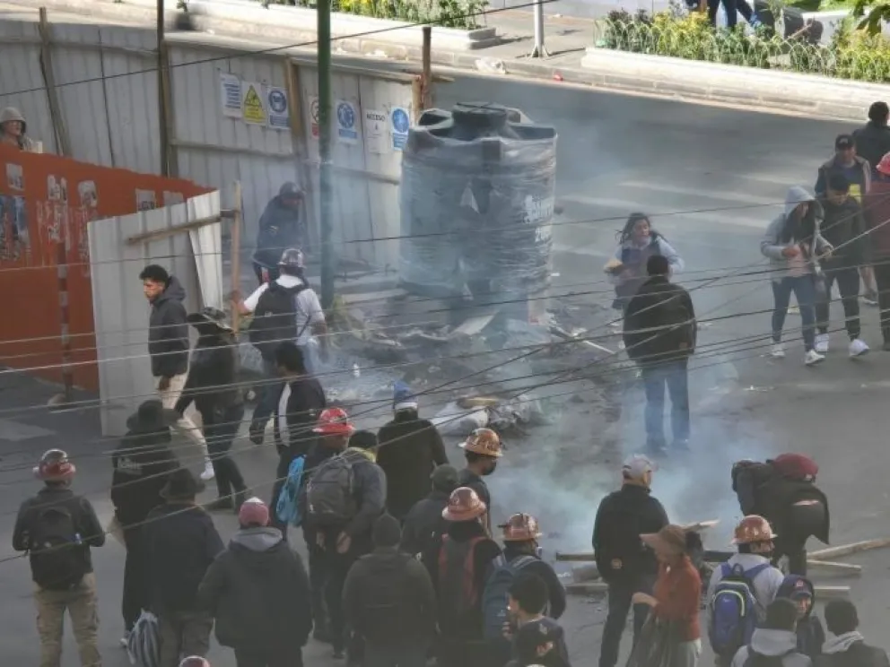 Los destrozos generados a la altura de la avenida Mariscal Santa Cruz. Foto: AMUN