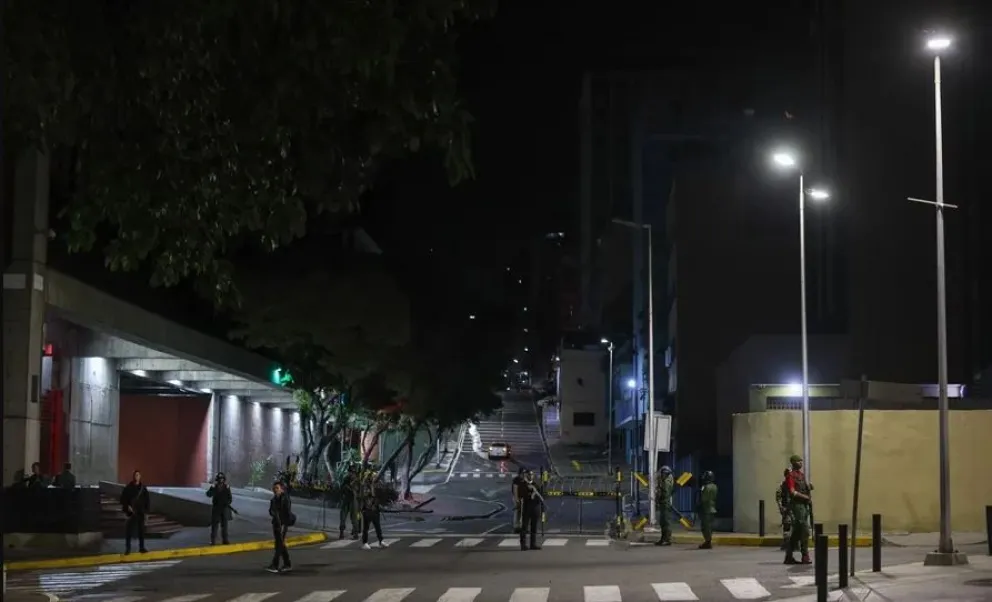 Militares custodian las inmediaciones del Palacio Presidencial de Miraflores en Caracas. Foto: EFE