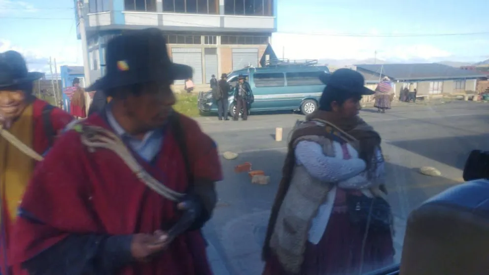 Un bloqueo instalado en la vía entre La Paz y Copacabana. Foto: RENNO Noticias Obreras