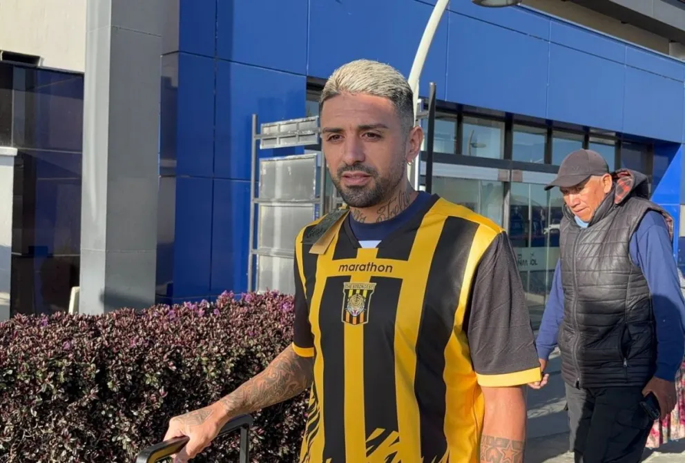 El argentino Bustos con la casaca atigrada, a su llegada al aeropuerto internacional de El Alto. Foto: Rafael Rentería