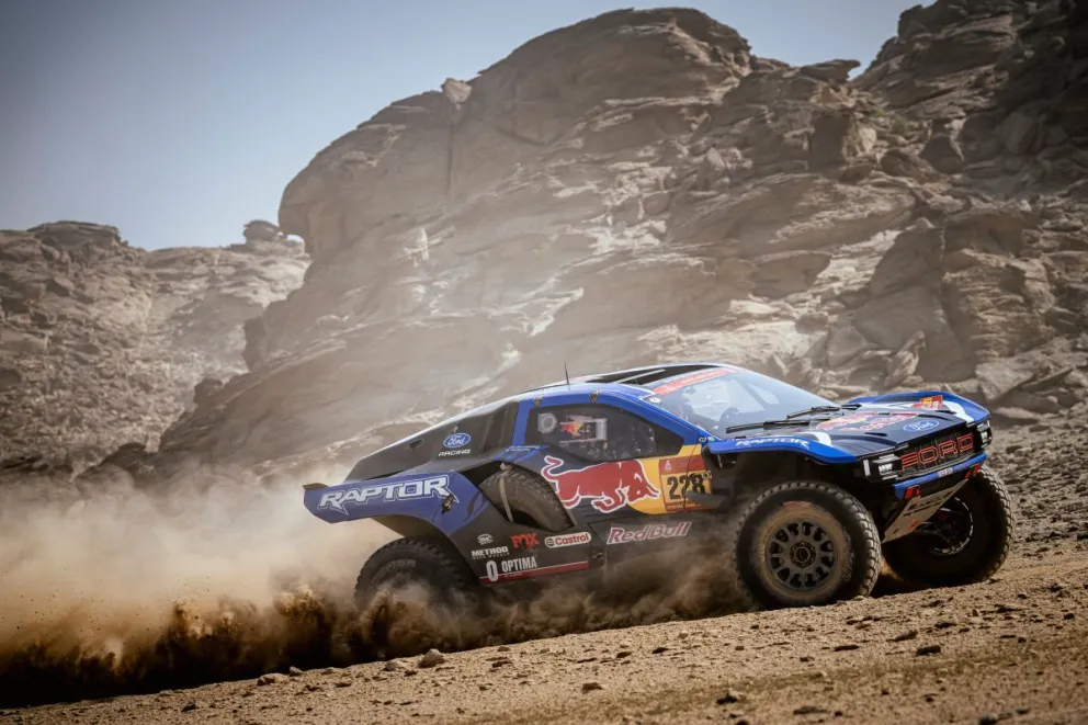 Guthrie conduce su coche en el Rally Dakar. Foto: Red Bull.