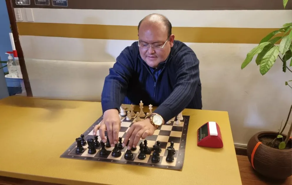 Zambrana acomoda las fichas de su tablero. Foto: Club Blitz.