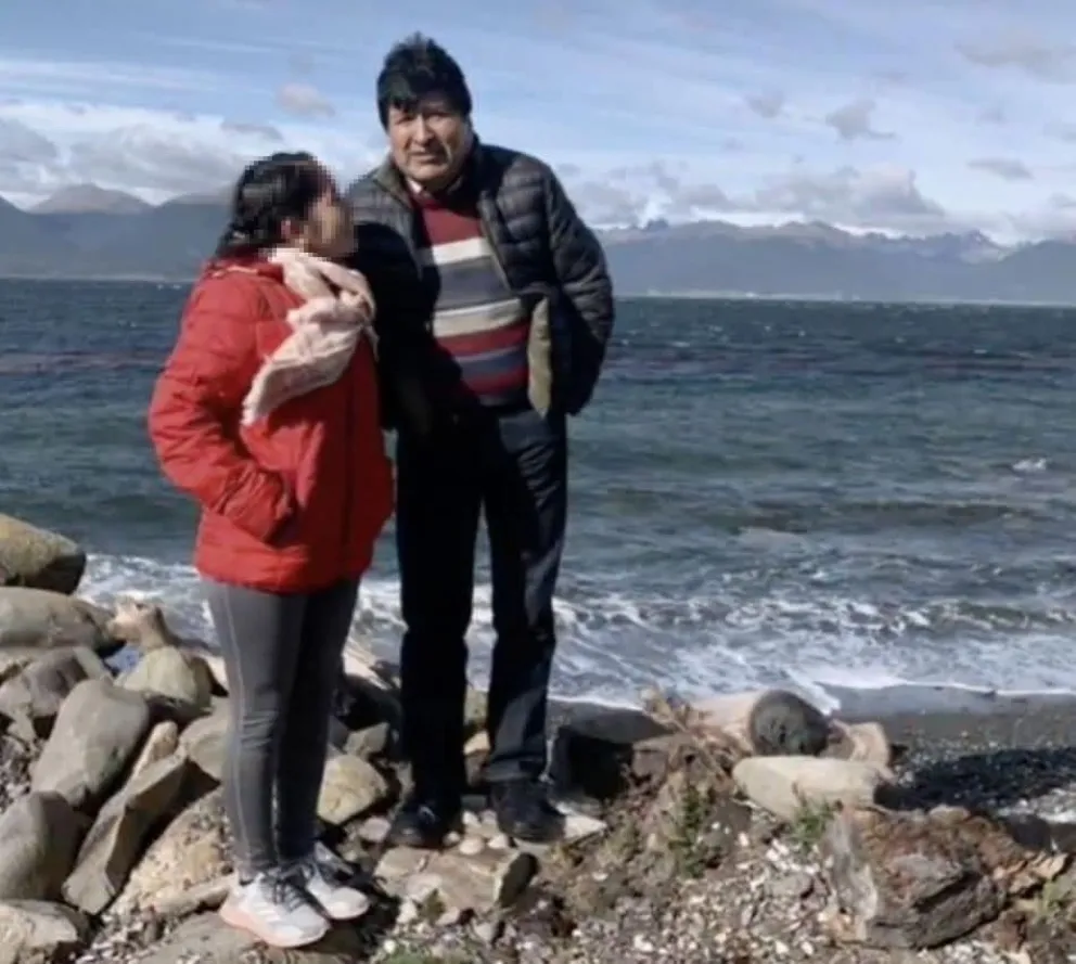 Noemí M., junto al expresidente Evo Morales en una foto que está en el archivo de la Policía. 