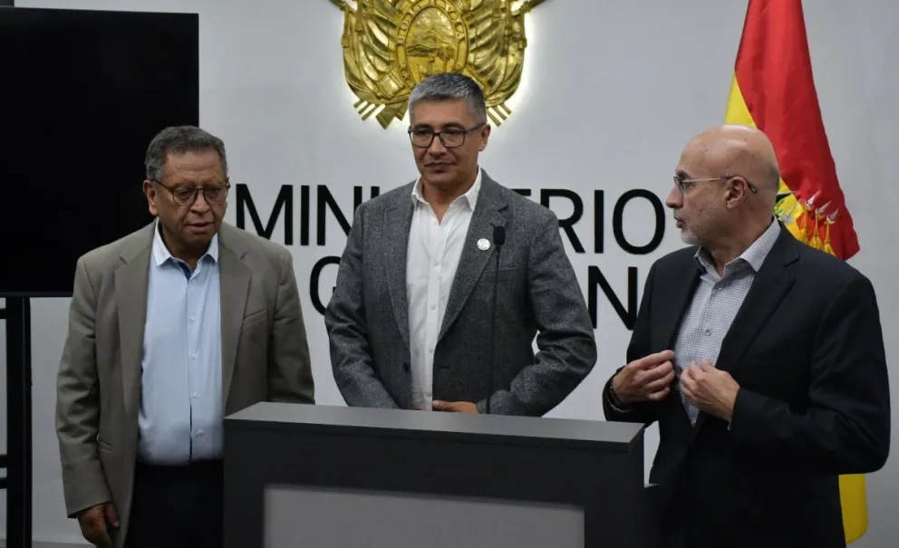 Ministro de Gobierno, en companía del ministro de la Presidencia y de Economía brindan conferencia de prensa sobre la inasistencia de la COB a la mesa de diálogo. Foto: APG 